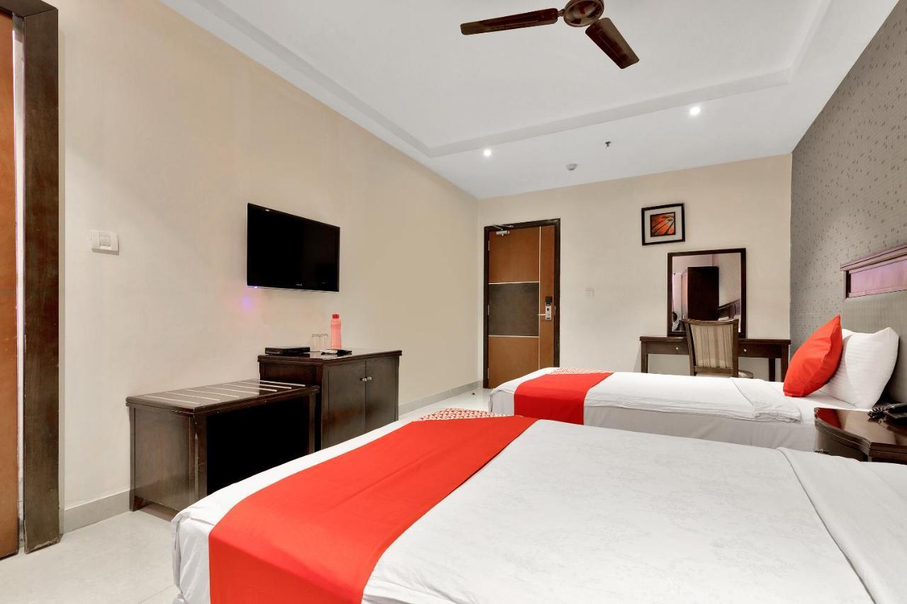 Capital O Rudra Grand Near Kondapur X Road Hotel Екстериор снимка