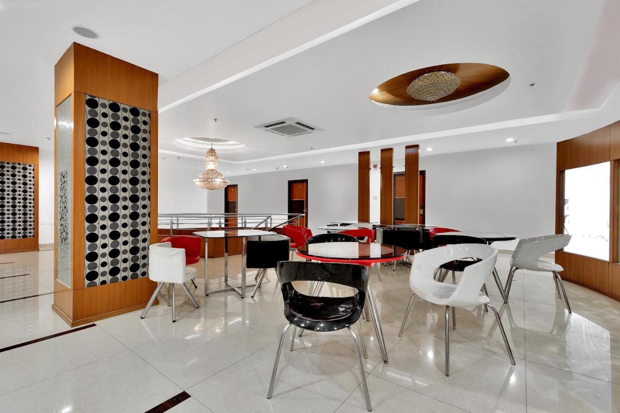 Capital O Rudra Grand Near Kondapur X Road Hotel Екстериор снимка