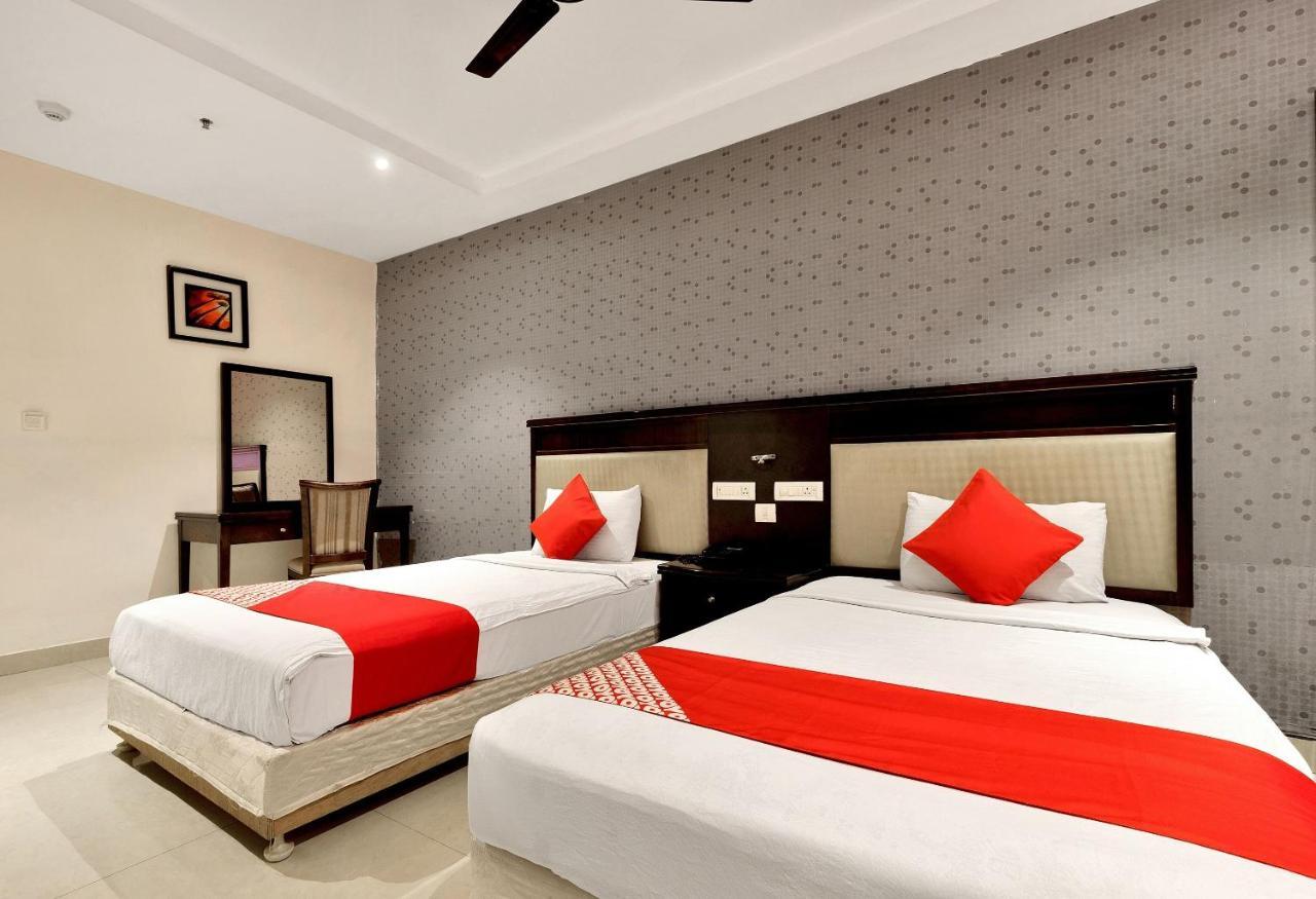 Capital O Rudra Grand Near Kondapur X Road Hotel Екстериор снимка