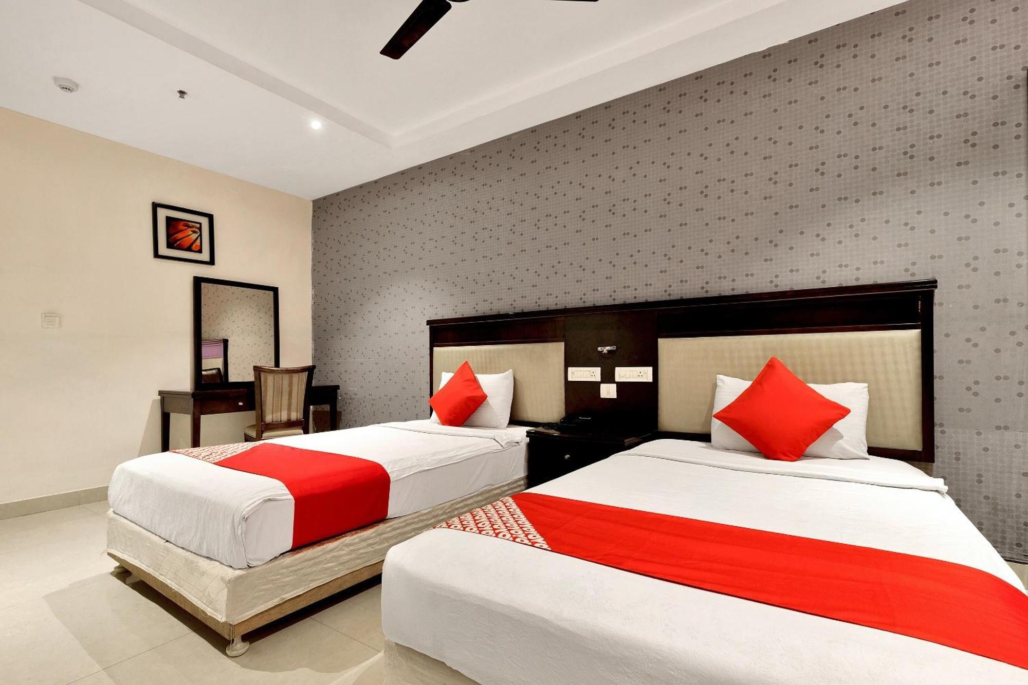 Capital O Rudra Grand Near Kondapur X Road Hotel Екстериор снимка