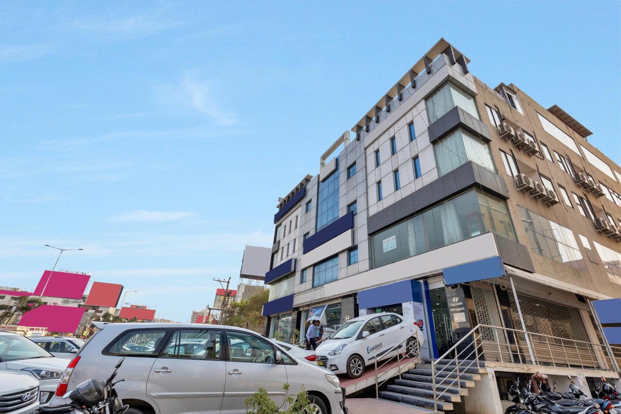 Capital O Rudra Grand Near Kondapur X Road Hotel Екстериор снимка