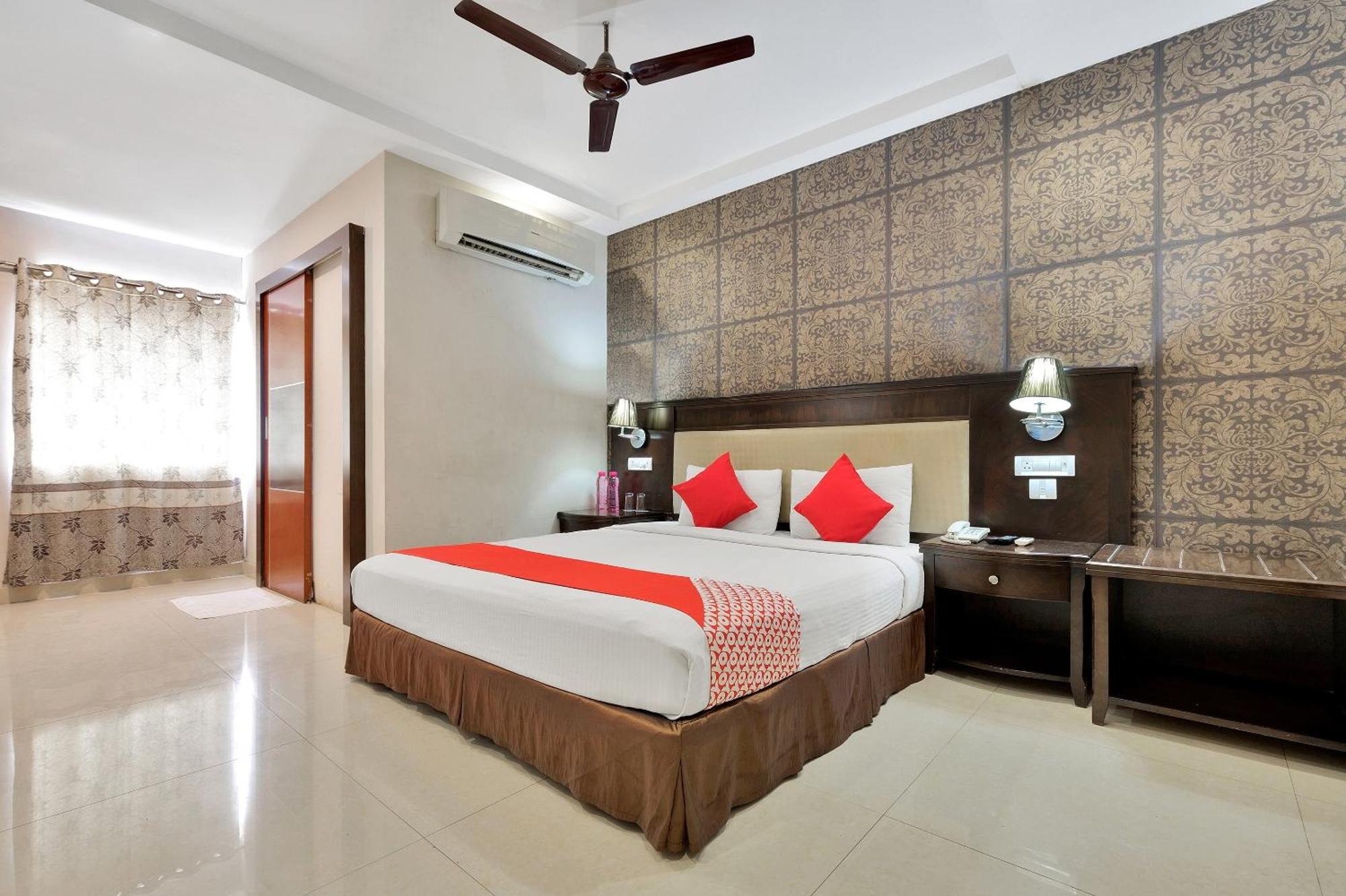 Capital O Rudra Grand Near Kondapur X Road Hotel Екстериор снимка