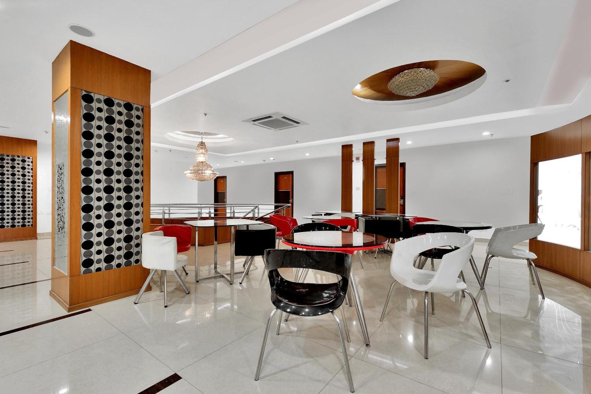 Capital O Rudra Grand Near Kondapur X Road Hotel Екстериор снимка