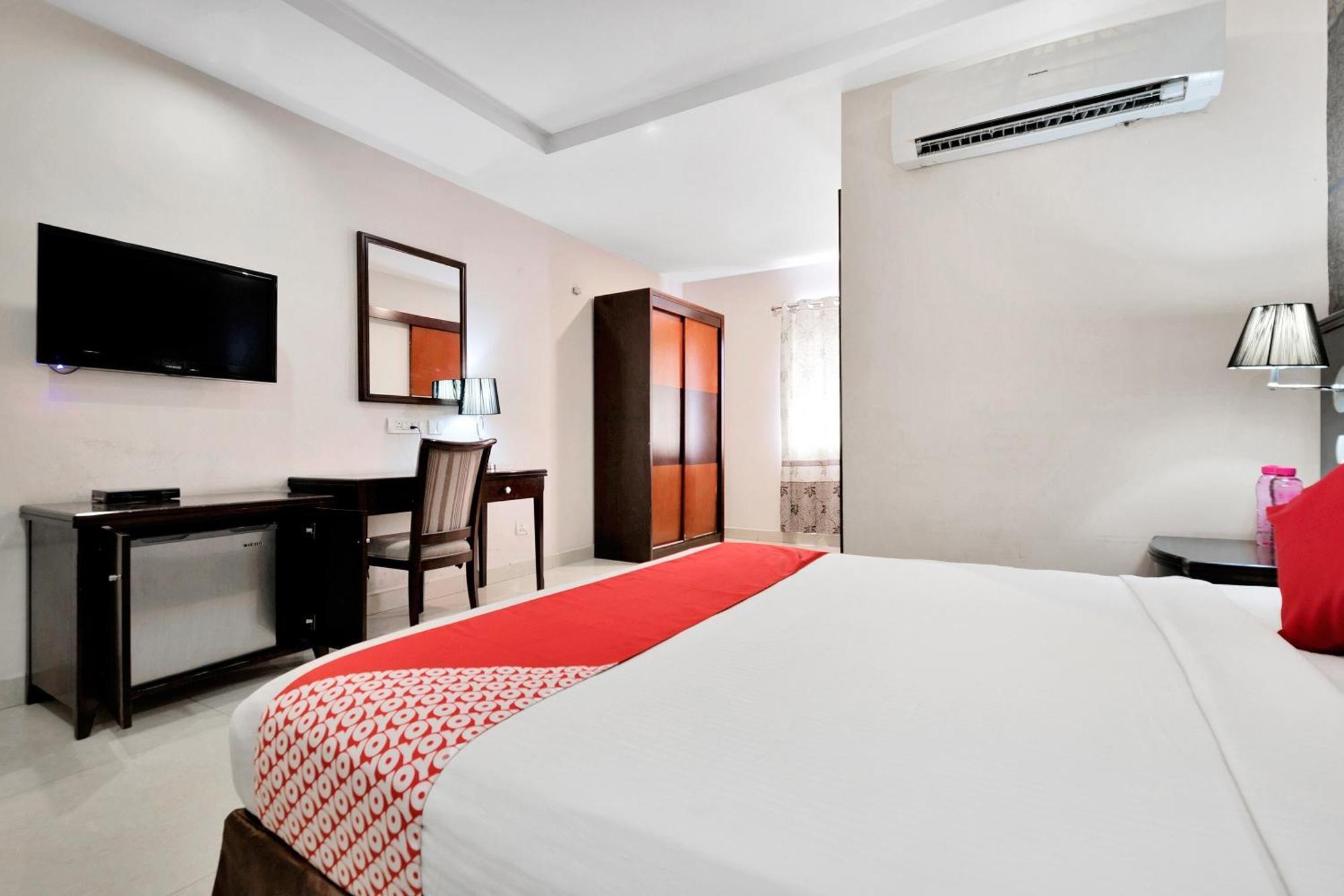 Capital O Rudra Grand Near Kondapur X Road Hotel Екстериор снимка