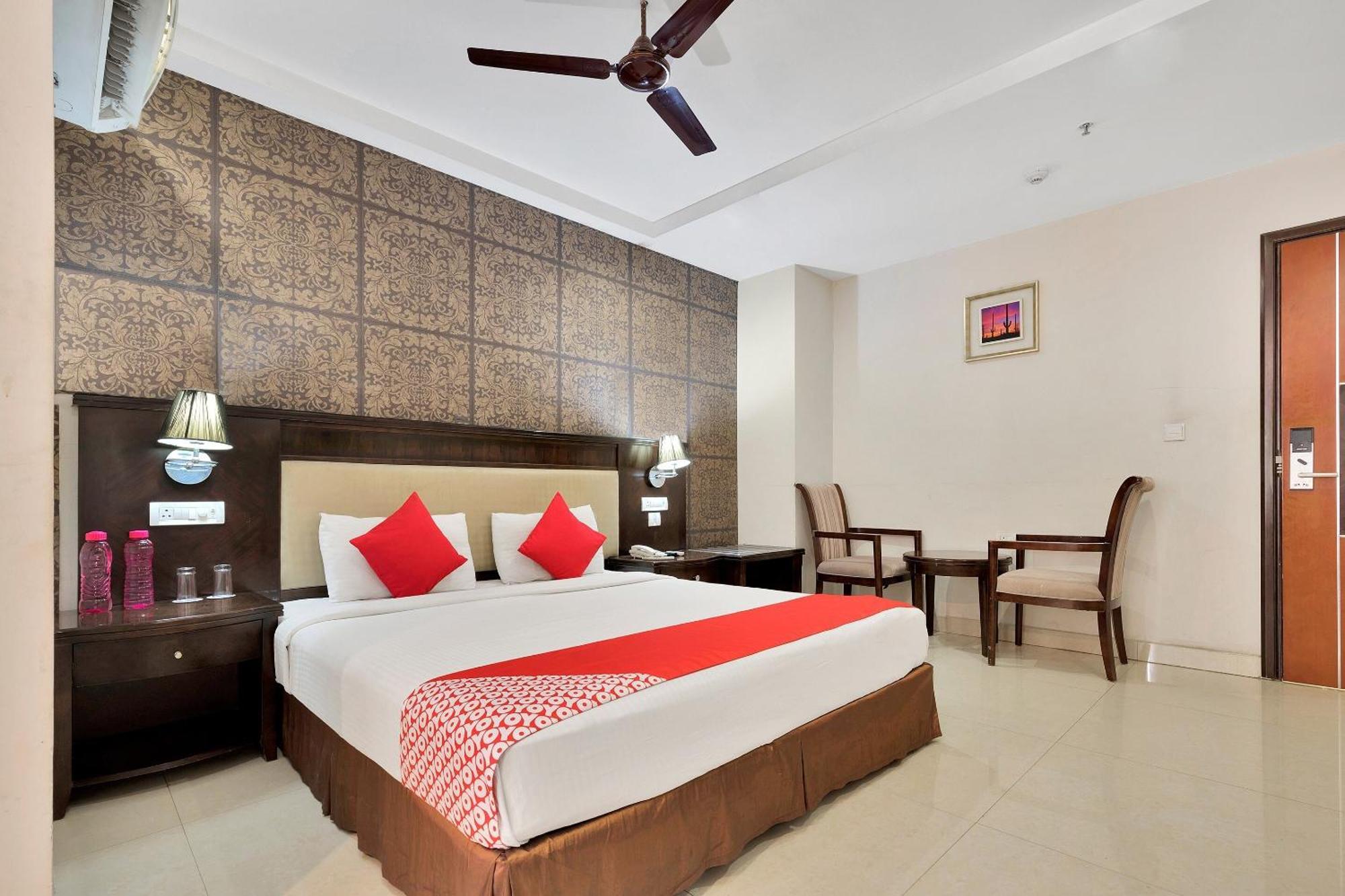 Capital O Rudra Grand Near Kondapur X Road Hotel Екстериор снимка