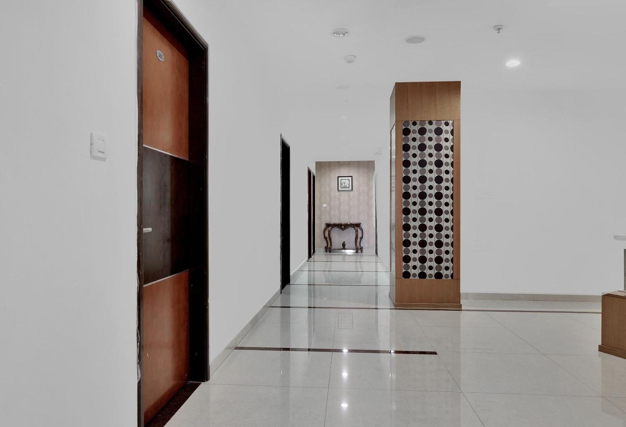 Capital O Rudra Grand Near Kondapur X Road Hotel Екстериор снимка